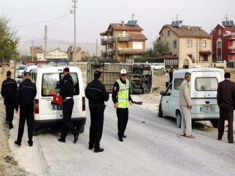 Kamyonetin çarptığı öğrenci servisi devrildi