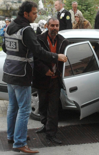 Hamile kızına eroin sattırırken yakalandı