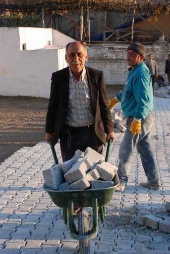 Belediye başkanı, temizlik yapıp taş döşüyor