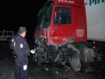 Kamyonetle TIR çarpıştı: 2 ölü, 2 yaralı