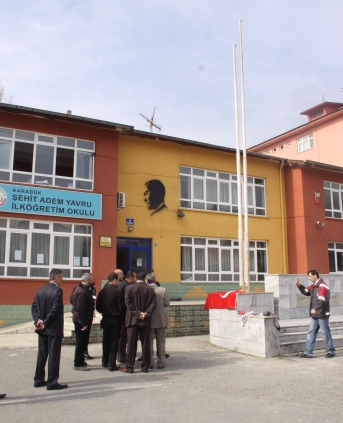 Okulun bahçesindeki Türk bayrağını indirdiler