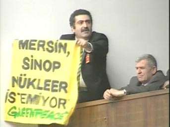 Erdoğan'a grupta pankart şoku