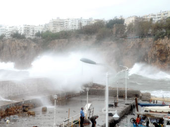 Antalya'da fırtına