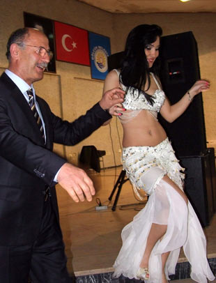 Okul aile birliğinde dansözlü çay Okul aile birliğinde dansözlü çay