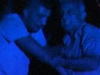 Polise saldıran oğlunu dövdü