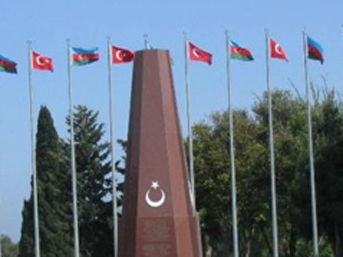 Azerbaycan ile bayrak krizi aşılıyor