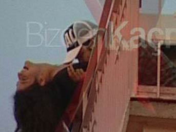 Berrak T�z�nata� �ahan G�kbakar Balkon Videosu izle