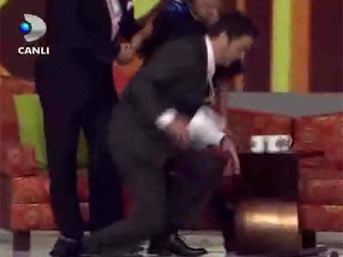 Beyaz Canl� Yay�nda Karizmay� �izdiriyor !