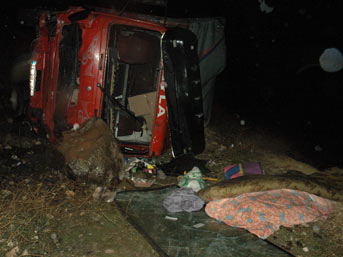 Otomobille kamyon çarpıştı