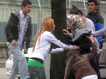 Kızlar cadde ortasında birbirine girdi