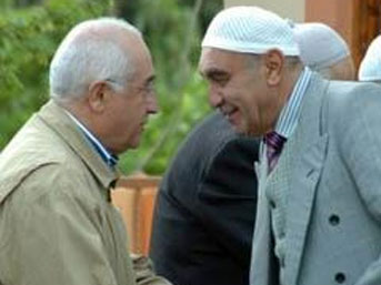 Çiçekin önünde tabancalı bayram kutlaması