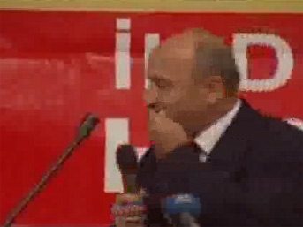 Kurtulmuş'u eleştirirken takma dişi çıktı!..