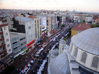 Esenler Belediyesinin Guinness rekorlar kitab�na giren iftar yeme�i!