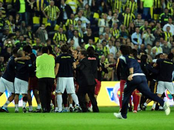 Futbolcular birbirine girdi!