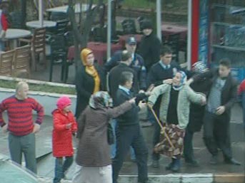 Sokak ortasında gelin-kaynana kavgası