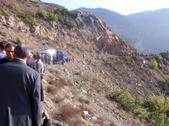 Minibüs uçuruma yuvarlandı: 3 ölü