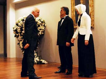 Gül’ün elini “nezaketten” sıkmamış