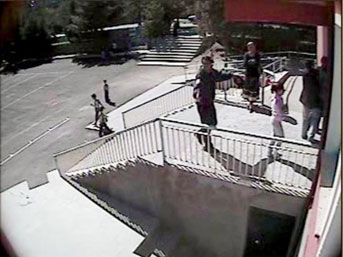 Polis memuru okul bastı