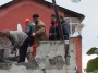 Evin üzerine düşen kayanın altında öldüler