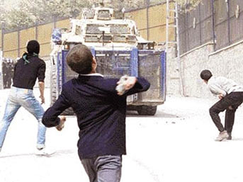 Polise taş atan çocuklara büyük ceza