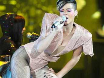 Rihanna sesi kadar güzelliği ile de büyüledi