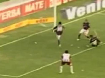 Kendi kalesine öyle bir gol attı ki (VİDEO)