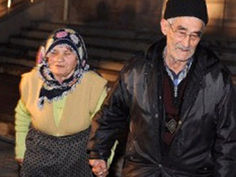 75 Ya��ndaki Teyze 14 �ubat Sevgililer G�n�nde Sevgilisine Ka�t� :)