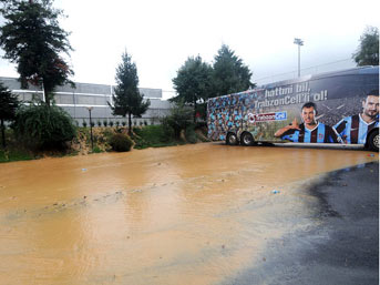 Trabzonspor'un tesislerini su bastı!