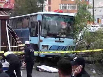 Ümraniye'de akıl almaz kaza: 1 ölü, 3 yaralı