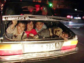 Bir otomobilde 13 kişi