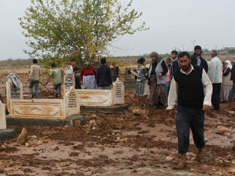 Sel mezarları da sürükledi