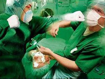 Türk doktor ameliyatta patladı