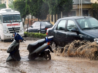 Yaz ortasında Aydın’ı sel bastı