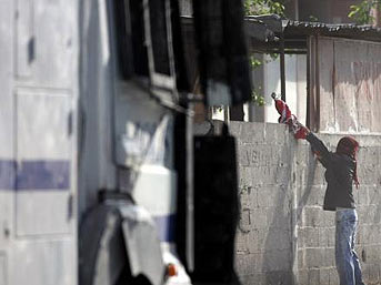 Bayrak yerde çocuklar kışlada