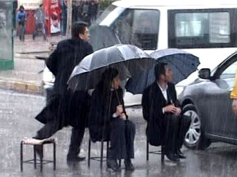 Bu kez de tekme attı!
