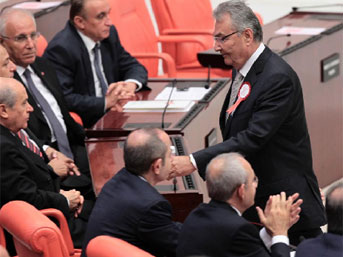 CHP yemin etti, kriz çözüldü