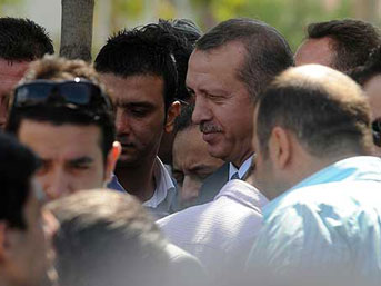 Camide yer olmayınca sokakta namaz kıldı