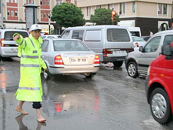 Böyle trafik polisi görülmedi