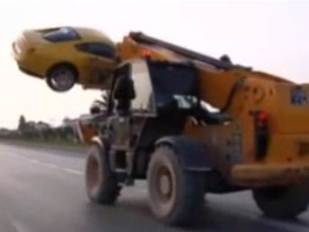 Ferrariyi forkliftle çaldılar