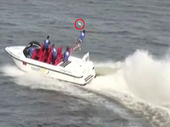 Hızla giden tekneden atlayıp frizbi yakalama!