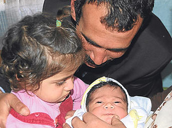 Hemşire kılığında bebek kaçırdı