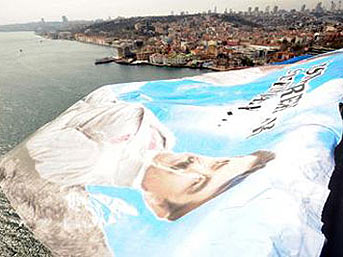 Boğaziçi Köprüsü'ne Tatlıses posteri