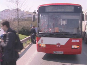 Belediye otobüsünde silahlı saldırı: 2 yaralı