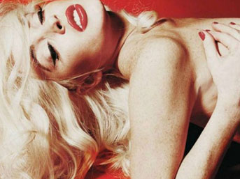 Lindsay Lohan Playboy'a soyundu