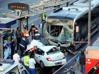 Metrobüs yolunda feci kaza