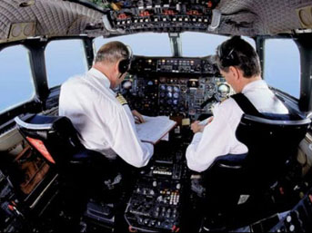 İsveçli pilot havada uyudu