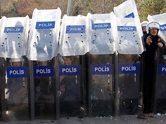Polis BDP il binasını ablukaya aldı
