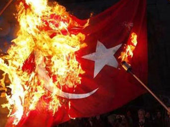 Ermeni yürüyüşünde Türk bayrağı yakıldı