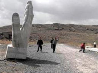 'İnsanlık' yıkımına 'taş'lı protesto!