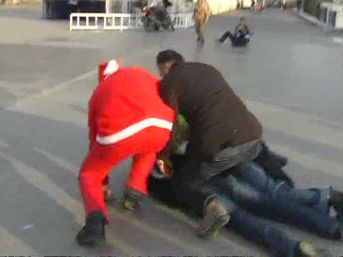 'Noel baba' kılığındaki polislerden magandalara gözdağı